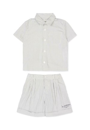 Ensemble chemise à manches courtes boutonnée et short plissé pour enfants, blanc avec fines rayures verticales grises, logo Givenchy sur le short.