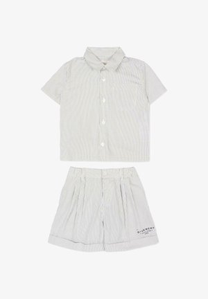 Ensemble chemise à manches courtes boutonnée et short plissé pour enfants, blanc avec fines rayures verticales grises, logo Givenchy sur le short.