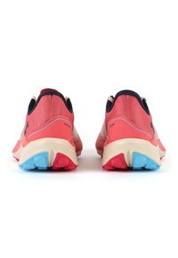 Scarpe da corsa con una tomaia corallo, sezioni in rete e suole crema. Accenti testurizzati in blu e rosso sulla suola.