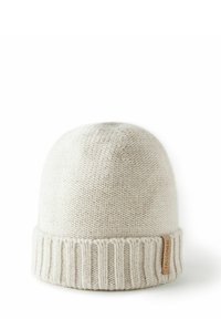 Biała dziana czapka z mankietem w prążek. Materiał wydaje się miękki z teksturowanym wzorem i zawiera małą skórzaną metkę po boku.