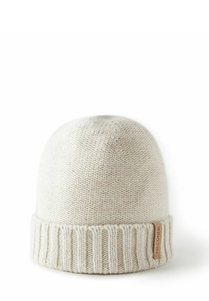 Bonnet en tricot blanc avec un revers côtelé replié. Le matériau semble doux avec un motif texturé et comprend une petite étiquette en cuir sur le côté.