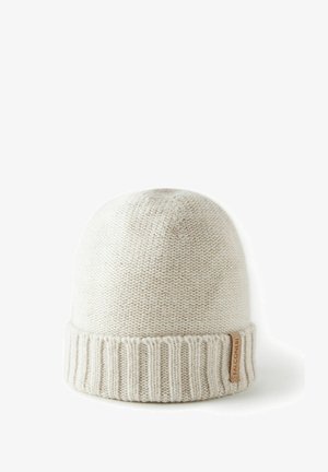 Hvid strikket beanie med en foldet ribbet manchet. Materialet ser blødt ud med et struktureret mønster og inkluderer en lille lædermærke på siden.