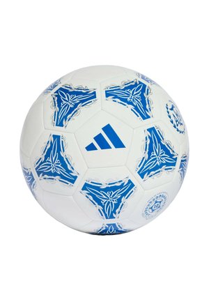 Biała piłka nożna z niebieskimi trójkątnymi wzorami kwiatowymi i logo Adidas na środkowej części.