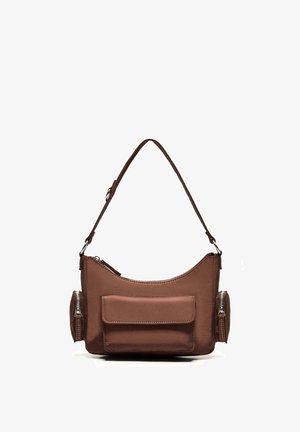 Borsa a tracolla marrone con tracolla regolabile, una tasca anteriore con patta e due piccole tasche laterali con cerniera.