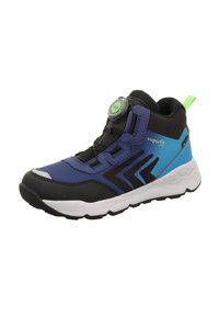 Modrá a černá sportovní bota s síťovaným svrškem, zelenými akcenty a kulatým kolečkem pro snadné utahování. Gumová podrážka s texturovaným gripem.