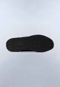 Suola di scarpa in gomma nera con un motivo testurizzato e ondulato e un logo centrale che recita "NAPAPIJRI" impresso sul lato.