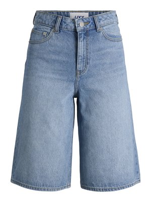Shorts en jean bleu clair taille haute avec bouton frontal, fermeture éclair, passants pour ceinture et design à cinq poches.