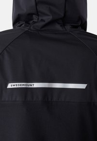 Zwarte waterdichte jas met een capuchon, voorzien van een zilveren "SWEDEMOUNT" logo en een horizontale zilveren streep op de rug. Gladde textuur.