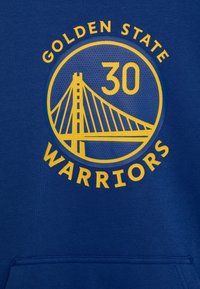 Sweat à capuche bleu avec un graphisme circulaire affichant un design jaune des Golden State Warriors, incluant le texte "30" et "WARRIORS" en dessous.