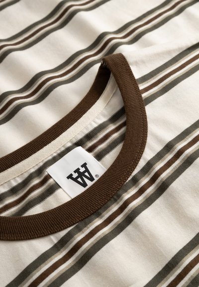 Ριγέ βαμβακερό T-shirt με οριζόντιες γραμμές σε εκρού, πράσινο και καφέ. Αντιθετικός καφέ ριμπ λαιμός και εμφανής υφασμένη ετικέτα.