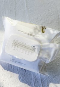 Paquete de toallitas de limpieza biodegradables con una capa exterior blanca, etiquetado en el frente: "Toallitas de limpieza profunda detox", 30 unidades, con textura suave.