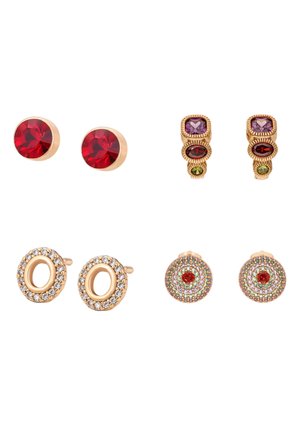 Vier Paare goldfarbener Ohrstecker: rote runde Steine, mehrfarbige gestapelte Edelsteine, goldene Ovale mit klaren Steinen und runde mehrfarbige Steine mit roten Zentren.