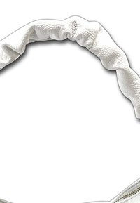 Witte leren handtas met een geplooid textuur. Voorzien van metallic hardware en een ritssluiting voor veilige opslag.