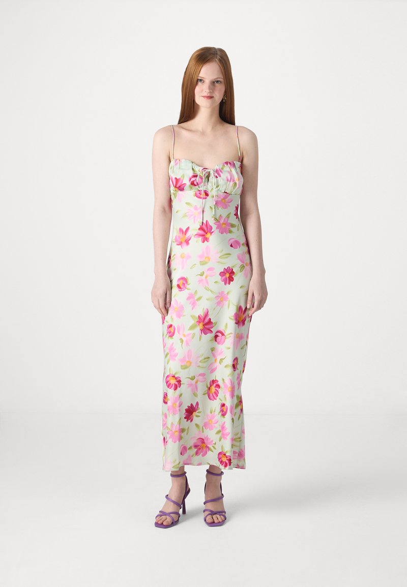 Φλοράλ μάξι φόρεμα με ανοιχτό πράσινο φόντο και ροζ και κίτρινες λουλουδιές, ρυθμιζόμενες τιράντες και λεπτομέρεια με κορδόνι στο στήθος.