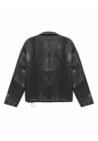 Giubbotto in pelle nera con una superficie liscia, colletto a rever, maniche lunghe e taglio dritto, con una cucitura centrale e un cordino all'orlo.