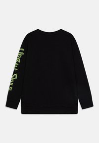 Sweatshirt noir à manches longues, avec des poignets et un bas côtelés, arborant un texte vert "Urban Style" sur la manche gauche. Texture de tissu douce.