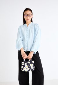 CROSSBODY BAG COMMON DAISY - Kézitáska - black