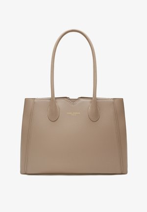 Beige leren totebag met twee handvaten, gestructureerde vorm, textuur oppervlak, met een gouden logo aan de voorkant en een v-vormige accent bovenaan.