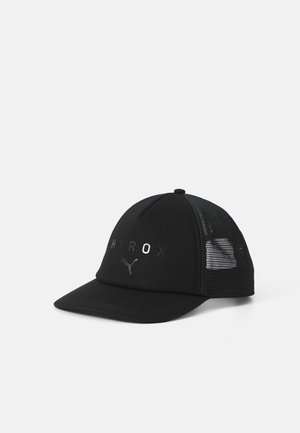 Melnā cepure ar cietu priekšpusi un acs sāniem. Iespējots "HYROX" logo un Puma simbols. Strukturēta forma ar izliekto malu.