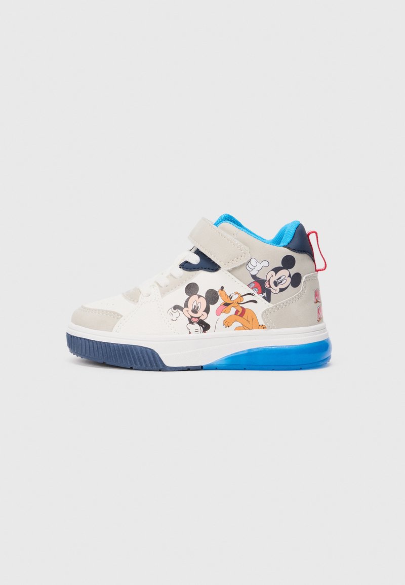 Weiße und graue High-Top-Sneaker mit Cartoon-Grafiken, blauen Akzenten, einem Klettverschluss und einer strukturierten Gummisohle mit einer blauen Außensohle.