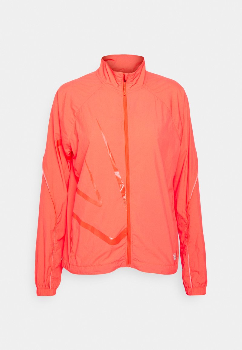 Veste coupe-vent rose vif avec un col haut, fermeture éclair, accents réfléchissants et une texture légère et lisse. Présente un design sportif.