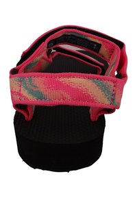 Sandalia de textil rosa y multicolor con correas ajustables, suela negra texturizada y plantilla acolchada. Presenta acentos con estampados.