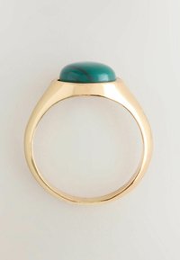 Goldring mit einem glatten, ovalen Türkisstein, der auf einem polierten Band montiert ist. Der Stein weist subtile dunklere Adern auf.