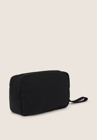 Borsa cosmetica rettangolare nera realizzata in tessuto resistente. Dotata di chiusura con zip e di un manico in tessuto per un facile trasporto.
