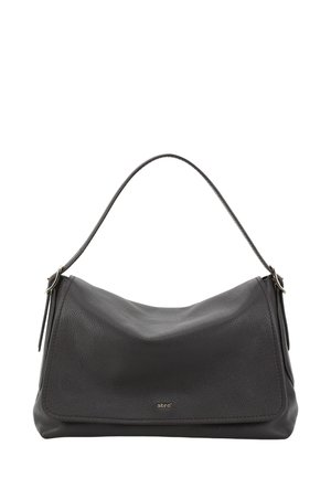 Borsa a tracolla in pelle grigia scura con una forma curva, manico corto e dettaglio del logo discreto sulla parte anteriore. Texture liscia con hardware minimale.