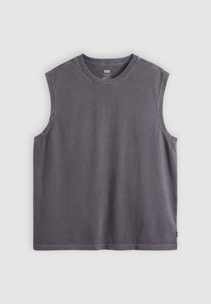 Temno siva majica brez rokavov z okroglim izrezom, vidnimi šivi in majhno rdečo etiketo na bočni šivi, prikazana na enostavni podlagi.