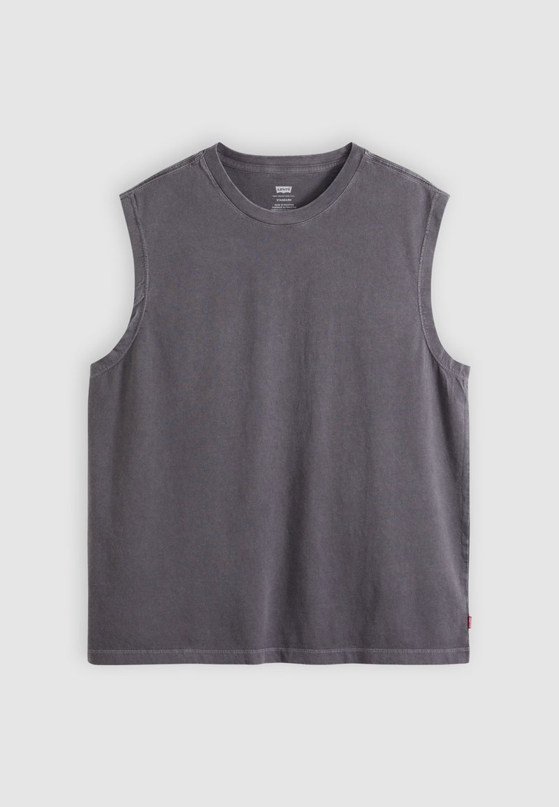 Chemise sans manches gris foncé à col rond avec coutures visibles et une petite étiquette rouge sur la couture latérale, présentée sur un fond uni.