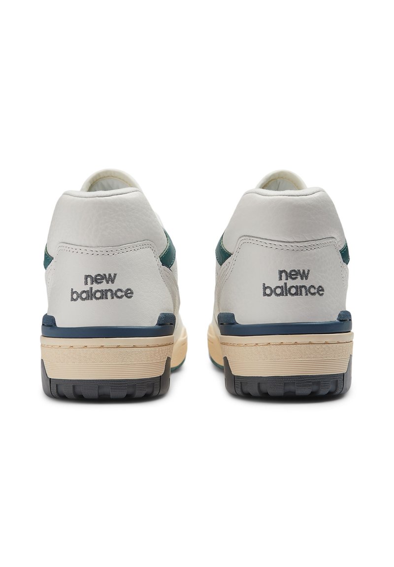 Weiße Ledersneaker mit türkisfarbenen Akzenten, ausgestattet mit einem Logo auf der Rückseite, einer kontrastierenden Sohle und einer strukturierten Gummisohle für Griffigkeit und Haltbarkeit.