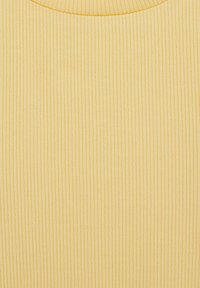 Žuto rebrasto platno sa mekanom teksturom. Materijal ima okomite linije i dizajn s okruglim izrezom na vratu.