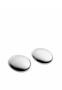 Gemelos de óvalo de plata pulida con una superficie lisa y reflectante; borde ligeramente elevado, diseño simple y elegante.