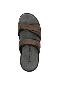 Sandalo in suede marrone con due cinture regolabili, dettagli neri, suola testurizzata e logo del marchio impresso sulla suola. Forma rettangolare.