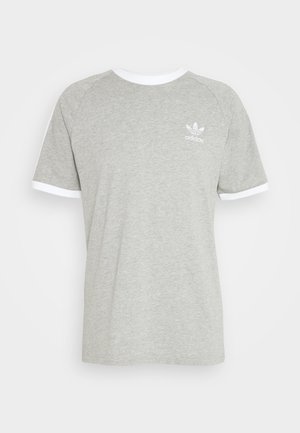 Grå t-shirt lavet af blødt bomuld, med hvid kontrastrib på kraven og ærmerne; lille hvid adidas-logo på brystet.