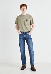DOCKERS GRAPHIC TEE - Tricou cu imprimeu - khaki