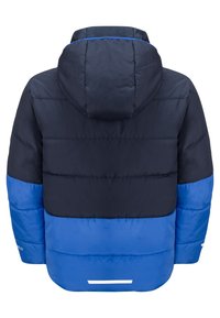 Giacca puffer blu e blu scuro con cappuccio, dotata di sezioni trapuntate orizzontali, un'accortezza riflettente sul retro e una texture liscia.