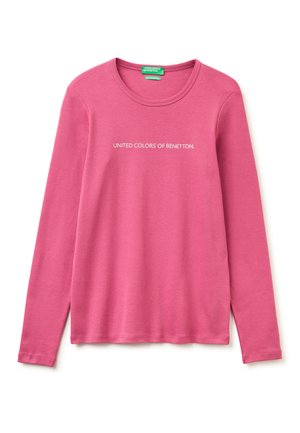 Różowa koszulka z długim rękawem i okrągłym dekoltem, z napisem "UNITED COLORS OF BENETTON." w białym kolorze na piersi oraz zieloną metką wewnątrz kołnierza.
