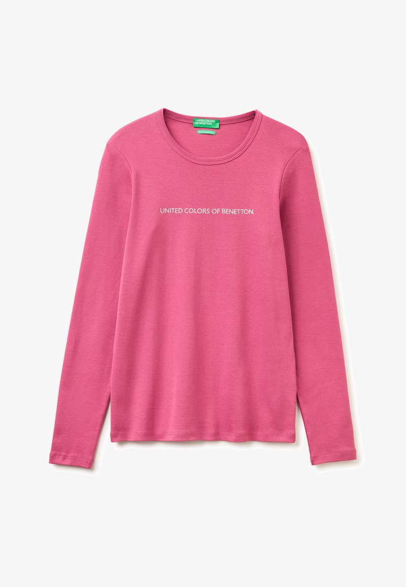 Langärmliges pinkfarbenes Rundhalsshirt mit dem Aufdruck "UNITED COLORS OF BENETTON." in weißer Schrift auf der Brust und einem grünen Etikett an der Innenseite des Kragens.