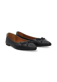 Schwarze Ballettschuhe aus Leder mit spitzer Zehe, die vorn eine kleine Schleife haben und über einen niedrigen, rechteckigen Absatz verfügen. Das Innere ist braun.
