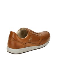 Zapatilla de cuero marrón con acabado texturizado, que presenta una lengüeta acolchada, cordones y una suela de goma de color claro en contraste con detalles de costura.
