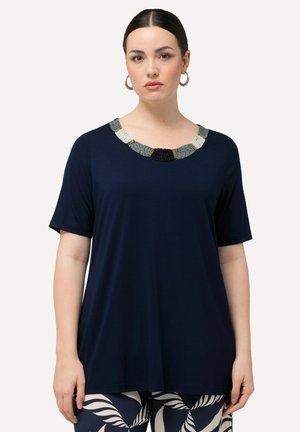 Top corto navy a maniche corte con scollatura rotonda decorato con un design a perline geometriche testurizzate in tonalità di argento, nero e beige.