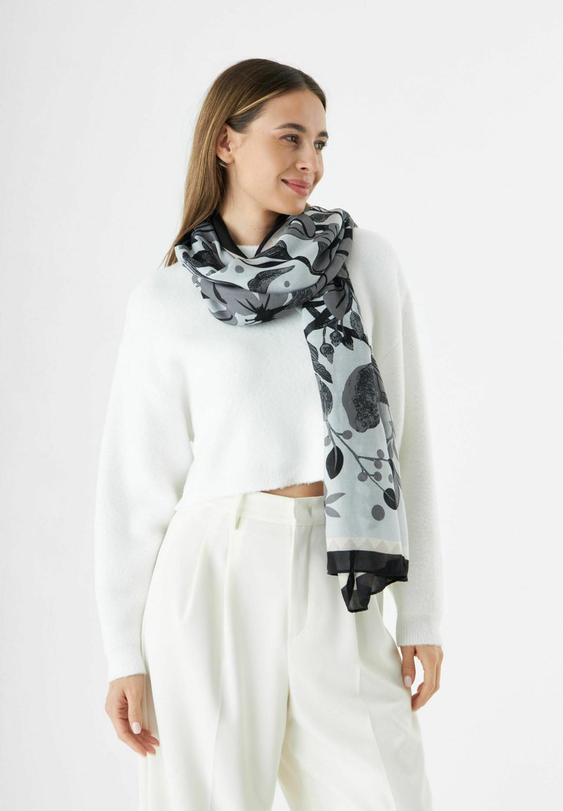 Écharpe légère à motif floral en gris et noir, fabriquée en tissu doux avec un léger éclat et une finition noire sur les bords.