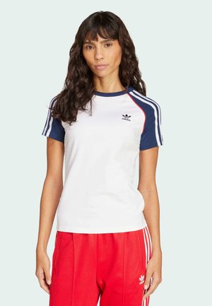 Bílá tričko s krátkým rukávem a námořnickými pruhy na límci a rukávech, s malým černým logem Adidas na hrudi. Hladká tkanina, volný střih.