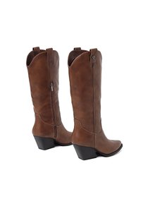 Stivali alti fino al ginocchio in pelle marrone con punta leggermente appuntita, zip laterale e tacco di legno. Presentano cuciture decorative lungo il gambale.