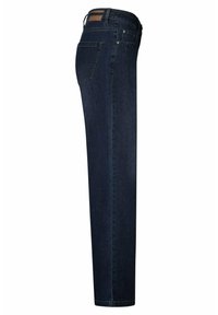 Donkerblauwe spijkerbroek met een rechte pijp, vijf zakken en subtiele stikdetails, voorzien van een leren logopatch op de tailleband.