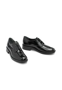 O pereche de pantofi din piele lucioasă neagră, cu șireturi, model brogue, având detalii în formă de aripă și toc mic, pe un fundal alb.