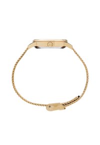 Montre-bracelet dorée avec un boîtier carré, un verre en façade et un bracelet en métal doré tressé. Présente une fermeture à clip et un logo sur le côté.