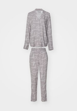 Set di pigiama grigio composto da una maglietta a maniche lunghe con bottoni e pantaloni con fascia elastica, decorato con un motivo astratto bianco su tutta la superficie.